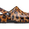Crocs (WMNS) Klassisk treskodyr Utskrift Beach Casual Sandaler Leopardtrykk 206676-90L